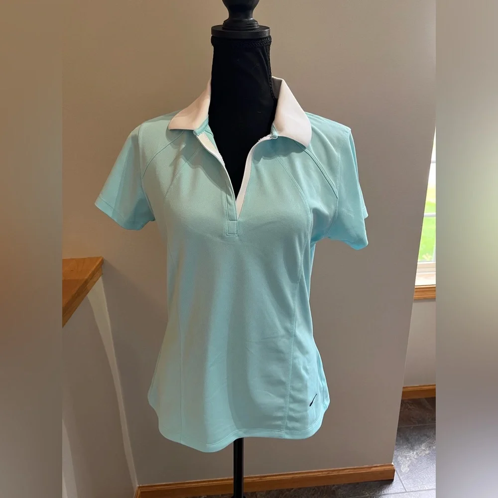 Women’s Nike Sphere fit dry pull over V neck short sleeve. Light blue. Medium